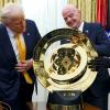 FIFA-Präsident Gianni Infantino (r) präsentierte US-Präsident Donald Trump die Trophäe der Club-WM.