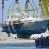 Die geborgene Superjacht «Bayesian»  wird in die nahe gelegene Werft in Termini Imerese gebracht. Die als unsinkbar deklarierte Megajacht war im August 2024 während eines Unwetters vor der Küste Siziliens gesunken.