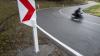 Ein Motorrad ist schnell - und schnell übersehen: Umso wichtiger ist, beim Abbiegen das gesamte Verkehrsgeschehen im Blick zu haben.