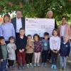 Das Bild zeigt die Spendenübergabe mit (hinten von links): Sabine Frank, Vera Frizler, Harald Keitel, Hans-Jürgen Reusch, Jasmin Ulram-Groß, Céline Glowienka und einigen Kindern des evangelischen Kindergartens.