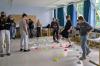 Kreatives Team-Building: Die Neuntklässlerinnen und Neuntklässler durchliefen einen blinden Hindernislauf, bei dem die „Blinden“ nur per Zuruf durch die Strecke geleitet wurden.