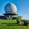 Nach 30 Jahren hat die extreme Witterung der Außenhülle des Radoms auf der Wasserkuppe so zugesetzt, dass es aufwendig renoviert werden muss. 