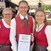 Die Vorsitzenden Katrin Schießer (links) und Katharina Schlereth (rechts) zusammen mit Constantin Freiberg nach der Preisverleihung.