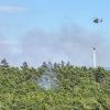 Mit einem Hubschrauber soll der Brand auch aus der Luft gelöscht werden.