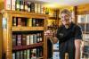 Norbert Leege probiert Whisky aus einem bauchigen Glas mit schmaler Öffnung, sodass der Geruch besonders zur Geltung kommt.  