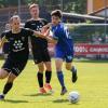 Samuel Röthlein (rechts) vom Würzburger FV 04 setzt sich gegen Johannes Hamann (links) und Niklas Stadelmann von der SpVgg Bayern Hof durch. Das Bild entstand im Bayernliga-Heimspiel der Nullvierer im Mai 2024.