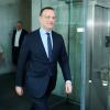 Unionsfraktionschef Jens Spahn auf dem Weg in den Haushaltsausschuss des Bundestages.