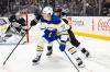 JJ Peterka (vorn) wechselt in der NHL von Buffalo Sabres nach Utah.