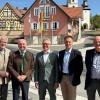 Beim Dorffest zum Abschluß der Sanierungsmaßnahme gab es prominente Gäste (von links): Landtagsabgeordneter Steffen Vogel, Landrat Thomas Habermann, Bürgermeister Burkhard Wachenbrönner, Manfred Stadtler (Abteilungsleiter ALE Würzburg) und Uwe Seidl (stellv. Behördenleiter WWA Bad Kissingen). 