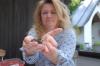 Susanne Dinkl aus Feuerbach widmet sich leidenschaftlich dem Aufpäppeln von Wildvögeln, wie im Bild diesem kleinen Hausspatzen.