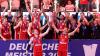Die Bayern-Basketballer jubeln über den Meistertitel.