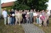 Erinnerungsfoto:  Alle Gartenbesitzer, die ihre Gartentüre öffnen, Kreisvorsitzender Frank Bauer, Landrat Florian Töpper und die Bezirksgeschäftsführerin der Vereine für Gartenbau und Landespflege stellvertretende Landrätin Christine Bender und weitere Ehrengäste bei der Eröffnungsfeier zum Tag der offenen Gartentür.