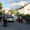 Zahlreiche Polizeikräfte kamen nach Alzenau, wo zwei Schwestern in einem Haus gewaltsam zu Tode kamen.