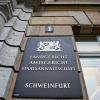 Vor der Großen Strafkammer des Landgerichts Schweinfurt steht ein junger Mann, dem versuchter Mord in sechs Fällen vorgeworfen wird. 