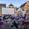 Nilz Hübenbecker vor der noch weißen Leinwand im Spitalhof Ochsenfurt