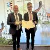 Neben der Goldenen Verdienstmedaille des Landkreises Würzburg erhielt Ex-Oberbürgermeister Christian Schuchardt (rechts) auch eine Dose Leberwurst von Landrat Thomas Eberth in Erinnerung an die erste Begegnung.