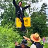 Lucas Münch (oben) beim Aufbruch zur Wanderschaft in Mainroth – begleitet von Freunden, in traditioneller Kluft.