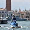 Bezos-Hochzeit in Venedig: Polizeibeamte patrouillieren vor den erwarteten Hochzeitsfeierlichkeiten von Jeff Bezos und Lauren Sanchez vor dem Markusplatz.