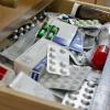 ARCHIV - Sieht Ihre Hausapotheke auch so aus? Dann ist es Zeit, sich von Medikamenten zu trennen, die abgelaufen sind. (zu dpa: «Warum Ihre Hausapotheke nicht ins Badezimmer gehört») Foto: Franziska Gabbert/dpa-tmn - Honorarfrei nur für Bezieher des dpa-Themendienstes +++ dpa-Themendienst +++