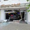 Senior fährt in das Schaufenster eines Kiosks, der Mitarbeiter bleibt unverletzt. 