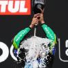 Moto2-Sieger Diogo Moreira  feiert in Assen mit Prosecco-Dusche
