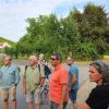 Der Bau- und Umweltausschuss besah sich mit Bürgermeister Micheal Sedelmayer (Mitte) die diversen Engstellen im Randersackerer Wiesenweg und sah die Lösung in einer Einbahnstraße.