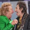 Frisur sitzt - Rod Stewart mit Gast Ronnie Wood beim Glastonbury Festival