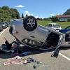 Der Wagen der 76-Jährigen liegt nach dem Überschlag auf dem Dach.