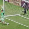 Beim ersten Gegentor kann Manuel Neuer die Fäuste nicht schnell genug in die Höhe reißen. Beim ersten Gegentor kann Manuel Neuer die Fäuste nicht schnell genug in die Höhe reißen.