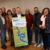 Die Verantwortlichen der ILE Mainschleife Plus bei der Präsentation der neuen Ortseingangstafeln: (von links) ILE-Umsetzungsbegleitung Theresa Ott, Wipfelds Bürgermeister Tobias Blesch, Nordheims Bürgermeisterin Sibylle Säger, Kolitzheims Bürgermeister Horst Herbert, Volkachs Bürgermeister und ILE-Sprecher Heiko Bäuerlein, Schwanfelds Zweiter Bürgermeister Kurt Eichelbrönner, Eisenheims Bürgermeister Christian Holzinger und Sommerachs Bürgermeisterin  Elisabeth Drescher.  