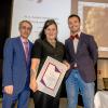 Die Autorin Lena Schätte (Mitte) hat in Sonthofen den W.-G.-Sebald-Literaturpreis erhalten.. Die Auszeichnung überreichen Professor Dr. Kay Wolfinger von der Deutschen Sebald-Gesellschaft und Max Sternberg, Moderator des Abends im Allgäu-Stern-Hotel.