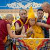 Dalai Lama erhält eine zeremonielle Kopfbedeckung bei einer Veranstaltung zu seinem 90. Geburtstag nach dem tibetischen Kalender.