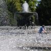 Ein Fahrradfahrer fährt in Dresden zwischen den Wasserfontänen der Brunnen «Stilles Wasser» und «Stürmische Wogen» .