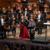 Glückliche Kombination: die Geigerin Isabelle Faust, Dirigentin Dalia Stasevska und die Bamberger Symphoniker beim Kissinger Sommer.