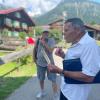 Richard Müller (rechts) bei einer seiner Ortsführungen – mit viel Wissen und Herzblut zeigt er Gästen „sein“ Oberstdorf.