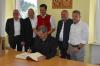 Bei seinem Besuch in Holzkirchen trug sich der Ministerpräsident in das "Goldene Buch" der Gemeinde ein. Es freuten sich (von links) Holzkirchens Zweiter Bürgermeister Reinhold Schwab, Bürgermeister Daniel Bachmann, Landtagsabgeordnete Björn Jungbauer, Landrat Thomas Eberth und der Landtagsabgeordnete Thorsten Schwab.