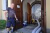 Begasungsleiter Theo Eckert kontrolliert mit einem Messgerät die Umgebung an der St. Michael-Kirche in Sonthofen.