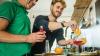 Freude am Experimentieren: Freunde bereiten in der heimischen Küche einen alkoholfreien Aperitif mit Sanbitter zu. Er ist für seine rote Farbe und bittersüße, herbe Geschmacksnote bekannt.