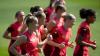 Erstes Training in der Schweiz: Kapitänin Giulia Gwinn (l.) und die deutschen Fußballerinnen. Erstes Training in der Schweiz: Kapitänin Giulia Gwinn (l.) und die deutschen Fußballerinnen.