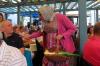 Marktfrau „Olga“ bietet den Menschen im Publikum neben schlagfertigen Witzen auch „Vecketarisches“ an.