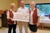 Anlässlich ihres 135-jährigen Gründungsjubiläums spendete die VR-MainBank eG dem Verein Sängervereinigung 1890 Estenfeld 1000 Euro. Die Unterstützung zur Anschaffung einer Mikrofonanlage wurde von Holger Korzynietz an die erste Vorsitzende Gitte Krüger (links) und ihre Stellvertreterin Hannelore Kreser (rechts) übergeben.
