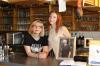 Marianna (links) und Roberta Firoedoro führen aktuell das Restaurant „Tesoro“ im Kurhaus in Scheidegg. Im April verstarb ihr Mann und Vater Pino. 