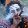 Ein Sadhu raucht während der jährlichen Pilgerreise zu den Amarnath-Höhlen, einem der heiligsten Orte des Hinduismus, in Pahalgam  im indischen Unionsterritorium Jammu und Kaschmir.