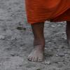 Ein hinduistischer Gläubiger geht barfuß während der Pilgerreise vom Baltal Base Camp zum heiligen Höhlenschrein im indischen Unionsterritorium Jammu und Kaschmir.