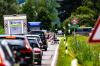 Momentan gibt's auf der Staatsstraße zwischen Füssen und Weißensee noch eine Ampelschaltung. Der Verkehr wird einseitig umgeleitet. Nächste Woche wird die Straße dann komplett gesperrt.