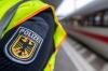 Ein Bundespolizist an einem Hauptbahnhof vor einem ICE (Symbolbild). 