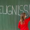 Am Freitag (4. Juli) bekommen Hessens Schülerinnen und Schüler ihre Zeugnisse. (Symbolbild)