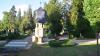 Die Fläche vor der Kanzel im Friedhof soll so gestaltet werden, damit neben dem Sarg oder der Urne unter anderem auch Leuchter, Pflanzen oder andere Schmuckgegenstände aufgestellt werden können.