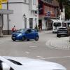 Bis zum weißen Haus auf dem Bild darf weiterhin in beide Richtungen fahren. Ab dem roten Haus gilt in der Bahnhofstraße in Immenstadt ab Mitte August eine Einbahnregelung. 