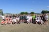 Die 72 Teilnehmer und Schiedsrichter beim Völkerballturnier auf dem Gelände des FC Schallfeld.